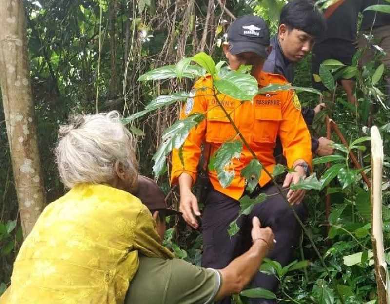 DIGENDONG : Dadong Redaning digendong setelah ditemukan selamat, usai menghilang dari rumahnya selama tiga hari. (Foto: Polres Buleleng untuk Radar Bali)