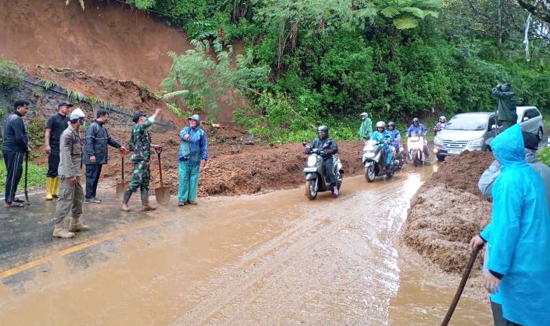 BUKA KEMBALI AKSES JALAN : Longsor terjadi juga di Bali utara, tepatnya di Jalan Raya Singaraja-Denpasar, berdampak sekitar sejam kemacetan arus lalu lintas. (francelino junior)