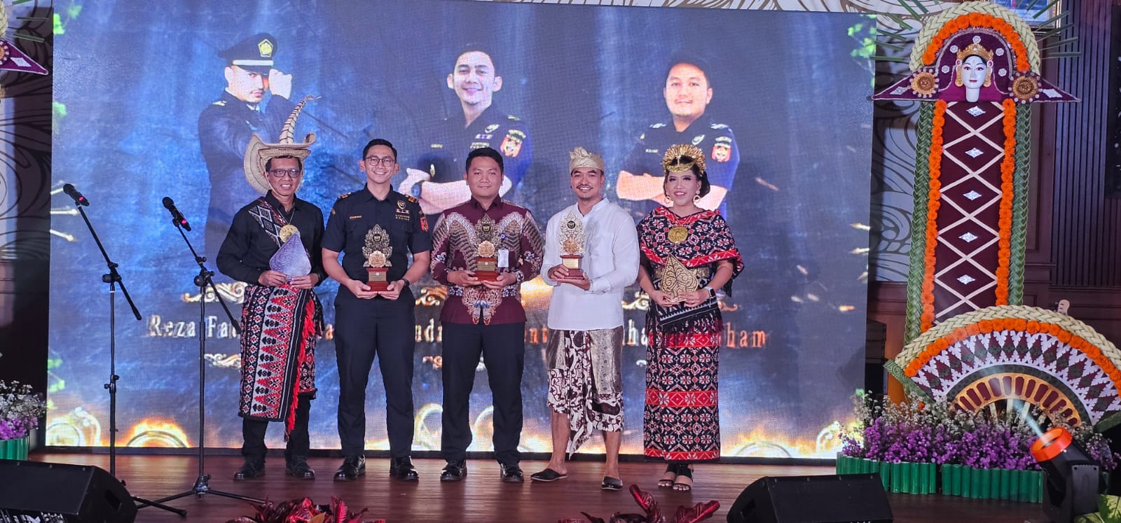 PENGHARGAAN: Kepala Kanwil DJBC Bali Nusra Tenggara R Fadjar Donny Tjahjadi memberikan penghargaan bagi tiga anggota terbaik di Kabupaten Badung, Selasa (21/1/2025)