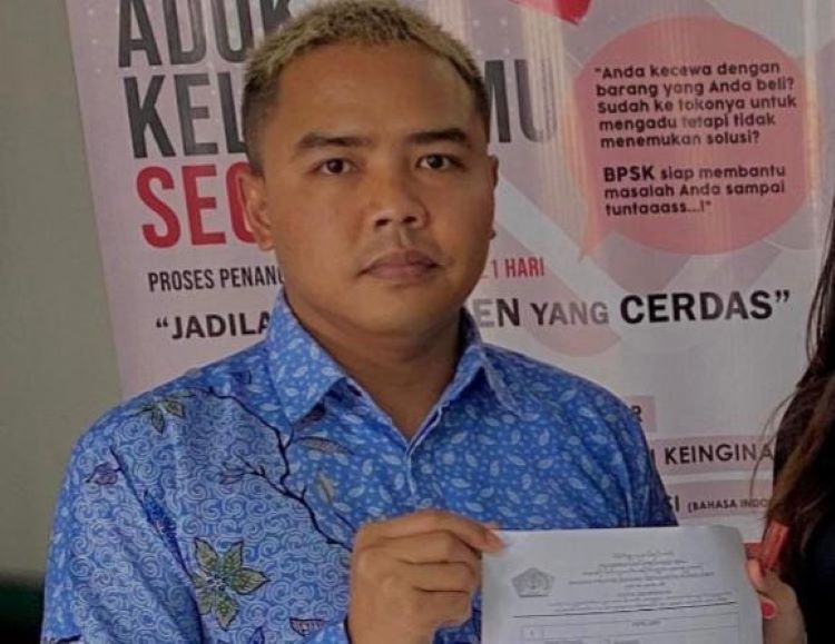 PANJANG: Korban Roti Tawar Holland Bakery diduga terdapat bakteri kecoak mati, didampingi pengacara Rey B Hidayat, S.H., mengadu ke BPSK Bali.