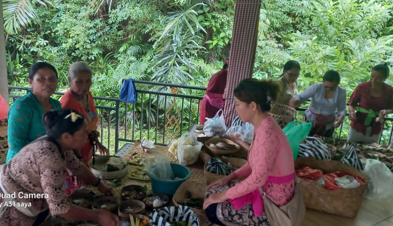 KEARIFAN LOKAL: Turis sedang belajar mebanten kepada warga Desa Selumbung Manggis Karangasem
