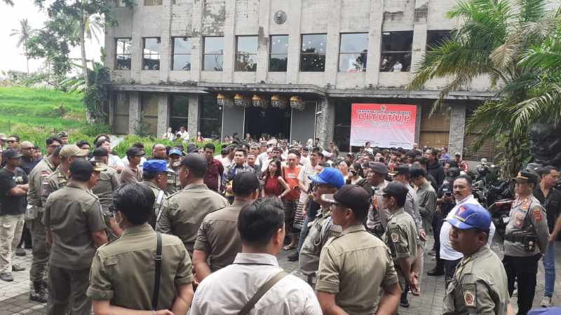 DIJAGA APARAT  : Personel Satpol PP bersama kepolisian menutup paksa Parq Ubud, Senin (20/1/2025). (foto: Kominfo Gianyar)