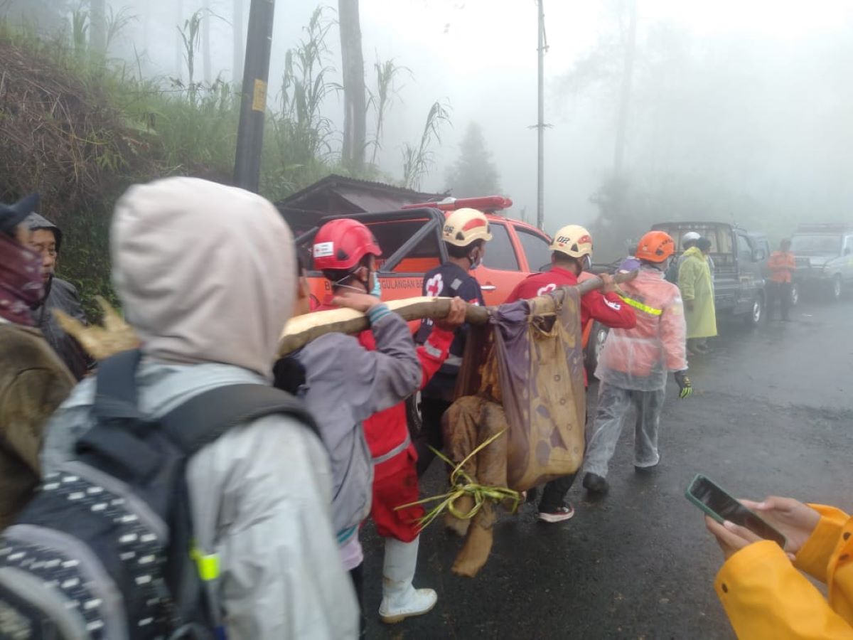 MASIH RAWAN BENCANA SUSULAN - Petugas mengevakuasi korban tanah longsor di Kabupaten Pekalongan.