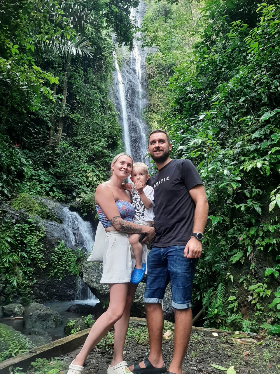 TERSEMBUNYI: Turis asal Polandia betah dan mengaku sangat suka dengan keindahan Air Terjun Yeh Labuh di Desa Selumbung, Manggis yang menakjubkan.