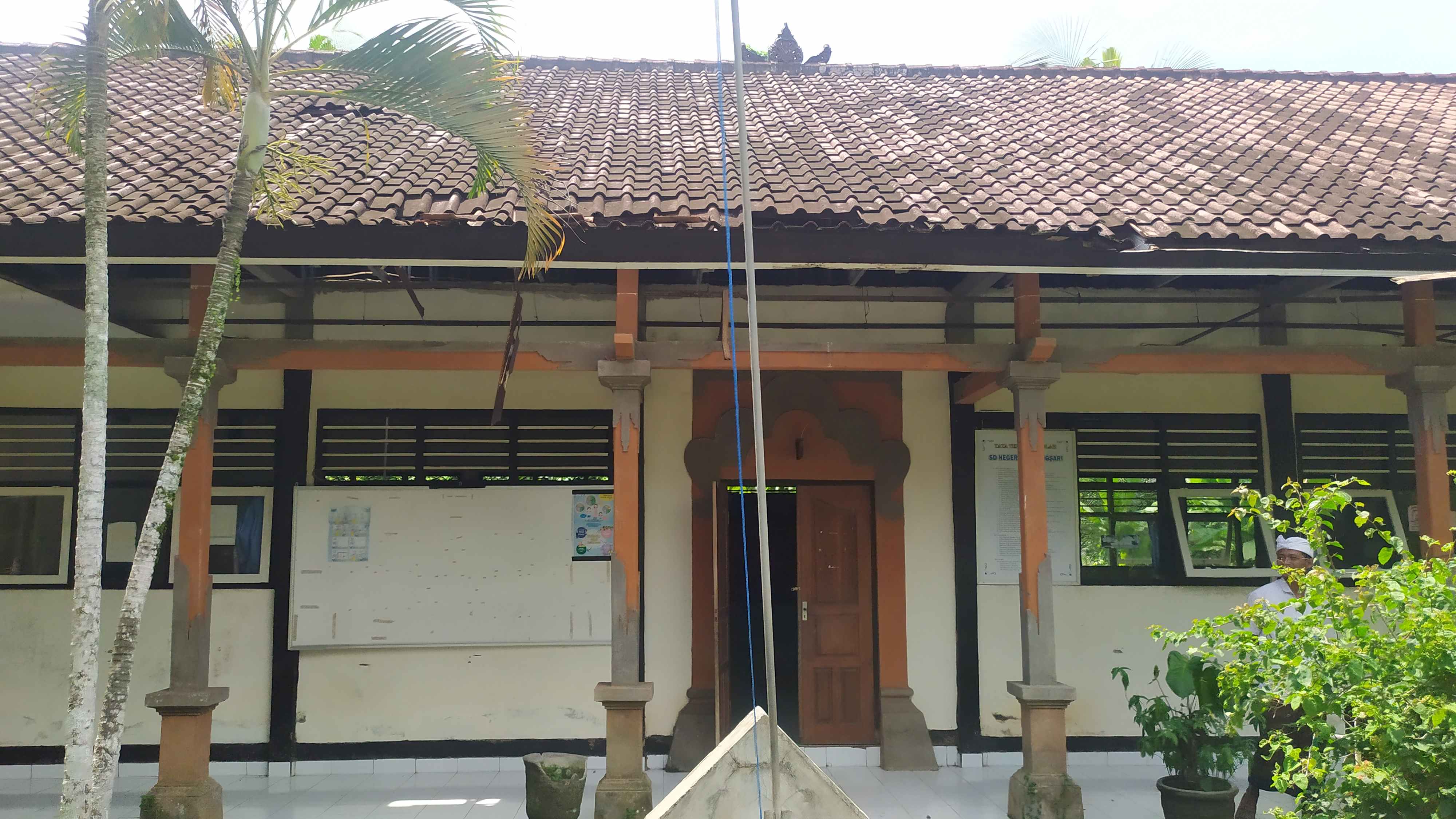 KEKURANGAN SISWA: Bangunan SDN Blimbingsari Melaya yang ditutup permanen.(m.basir/radar bali)