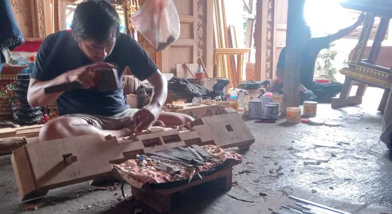 SIBUK MENGUKIR : Suasana usaha industri kerajinan ukiran kayu milik Made Wirama di Desa Batannyuh, Marga Tabanan.  (Foto/Juliadi/Radar Bali)