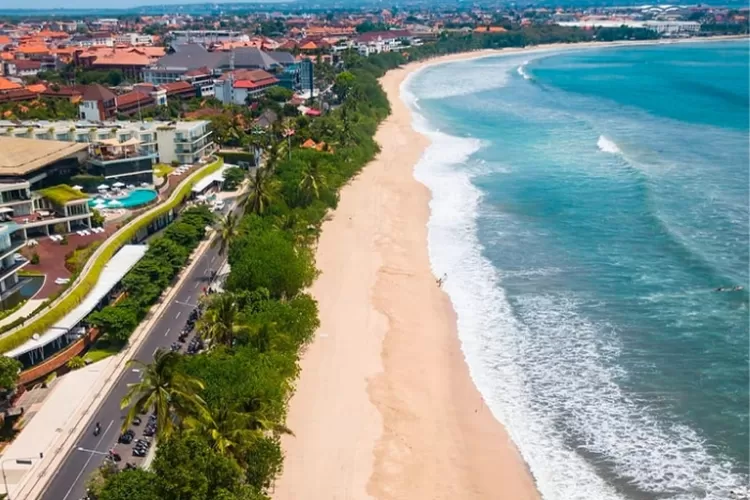 MENAWAN: Pantai Kuta dengan garis memanjang dan melengkung jadi daya tarik, namun tak luput isu HGB laut