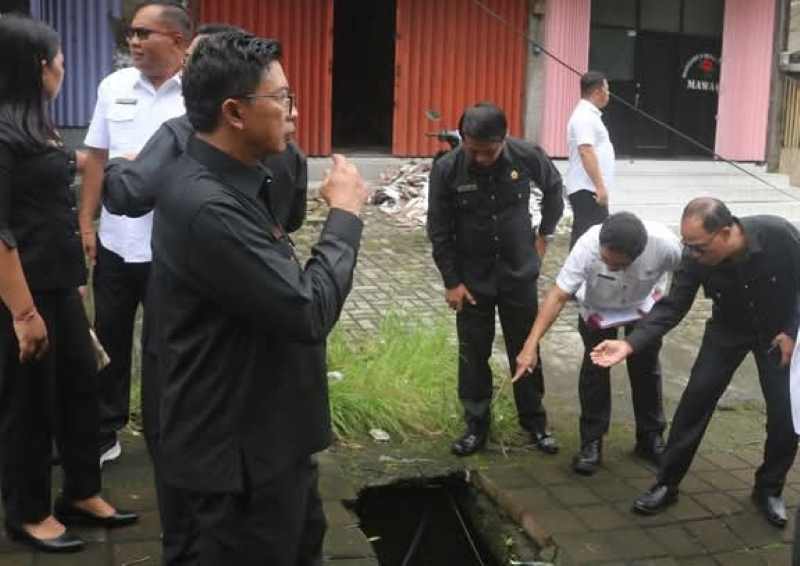 BERBAHAYA : Anggota Komisi II DPRD Gianyar saat melihat trotoar yang rusak di kota Gianyar. (foto:DPRD Gianyar)