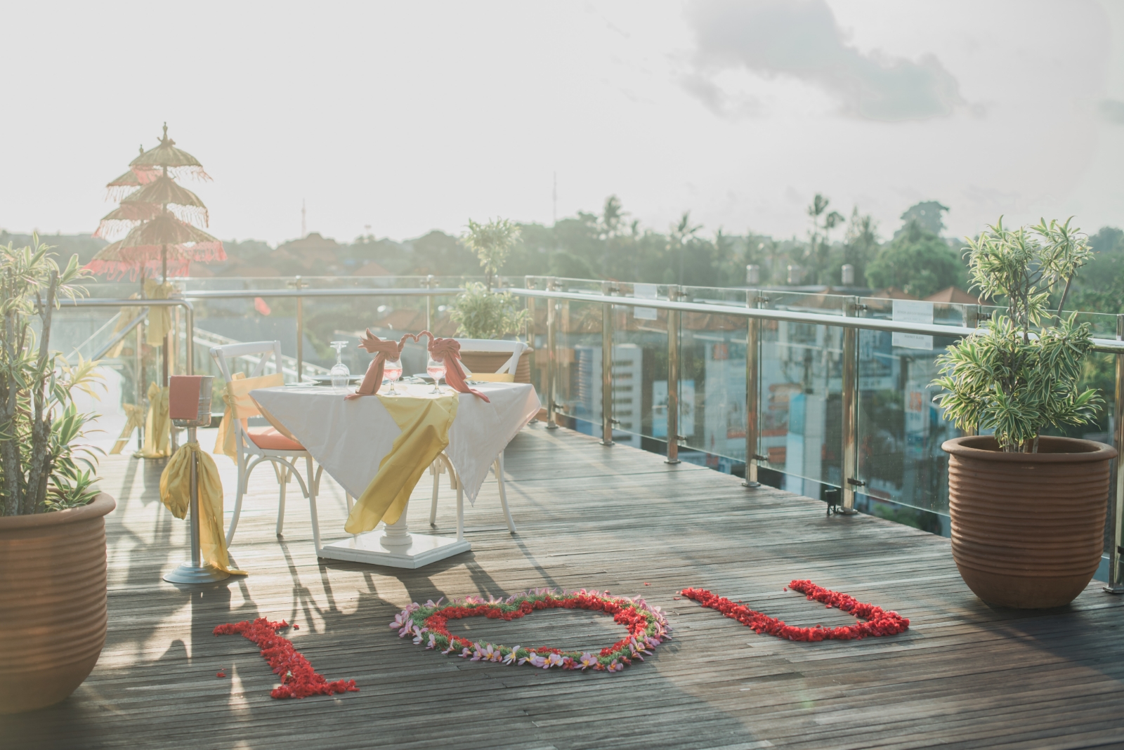Sunset Symphony Romantic Dinner menawarkan perpaduan sempurna antara suasana yang romantis dan hidangan istimewa.