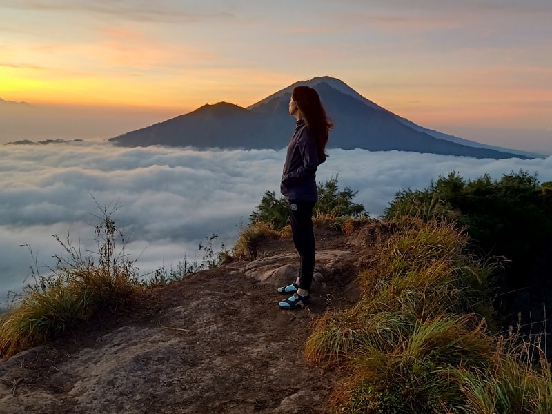 TREKKING 3 JAM - Pemandangan matahari terbit dari Puncak Gunung Batur. Butuh waktu 2-3 jam perjalanan dari awal jalur di  Desa Toya Bungkah, Bangli.