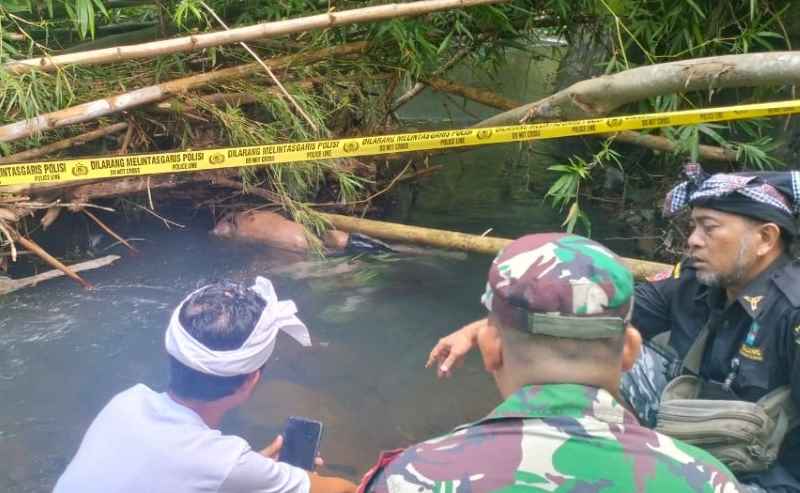 DIPASANGI GARIS POLISI : Lokasi temuan jasad mengapung di sungai  Desa Ulakan, Kecamatan Manggis, Rabu (22/1/2025). (istimewa)