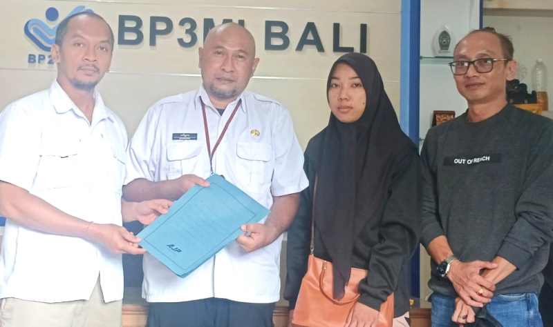 BEBER DUGAAN KORBAN TPPO: Kabid P3T Bali, I Putu Agus Arimbawa,  saat mendampingi korban di BP3MI Bali. (Foto : koleksi Bidang P3T)