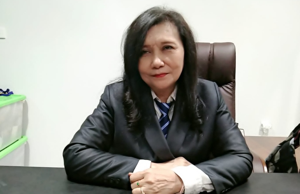 POLISIKAN POLISI: Siti Sapurah, SH sapaan Ipung memberikan pernyataan ketika ditemui di ruangan kantornya Hukum, Jalan Pulau Buton No.14, Dauh Puri Klod, Denpasar Barat