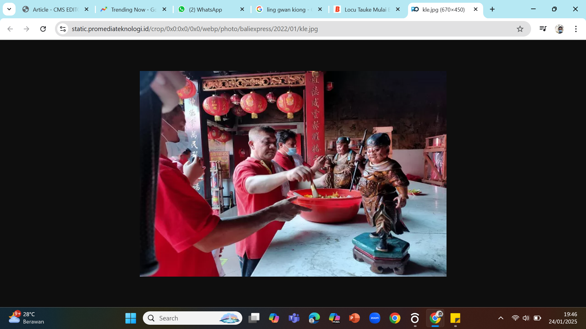 MENJELANG TAHUN BARU IMLEK 2025 - Locu Tauke sedang membersihkan rupang di Kelenteng Ling Gwan Kiong di Singaraja, Buleleng.
