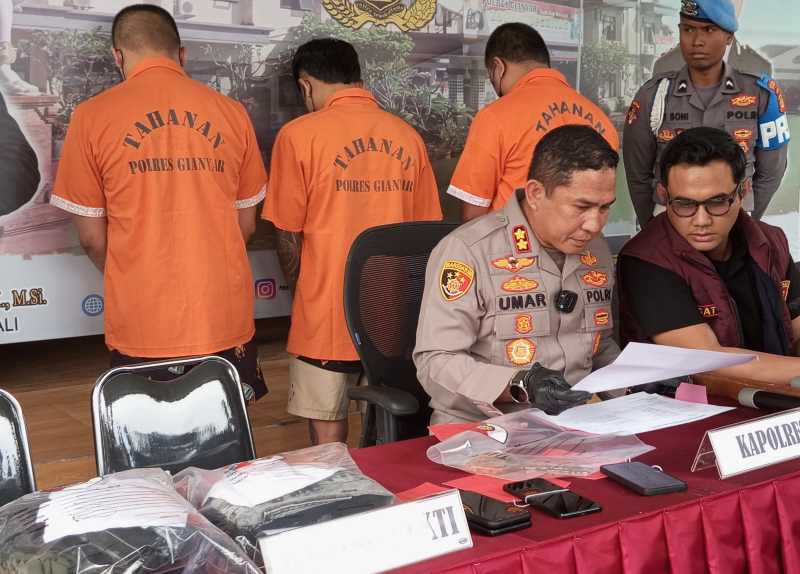 GEGARA MABUK SEMUA: Tiga pembunuh Made Agus Aditya, berbaju tahanan, ditahan di Mapolres Gianyar. (Foto IB Indra Prasetia/Radar Bali)