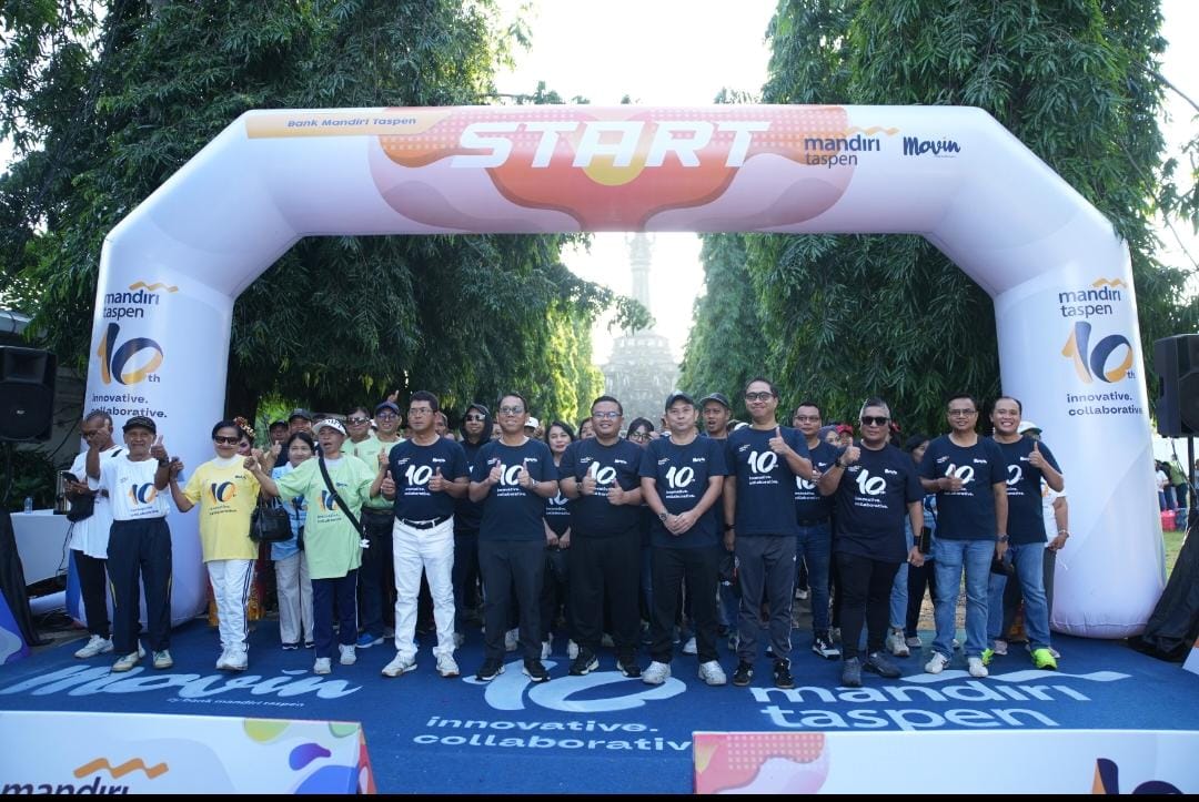 Direktur Utama Bank Mandiri Taspen, Elmamber P. Sinaga membuka jalan sehat bersama perayaan 10 tahun eksistensinya, Bank Mandiri Taspen mengusung tema "Innovative & Coolaborative".