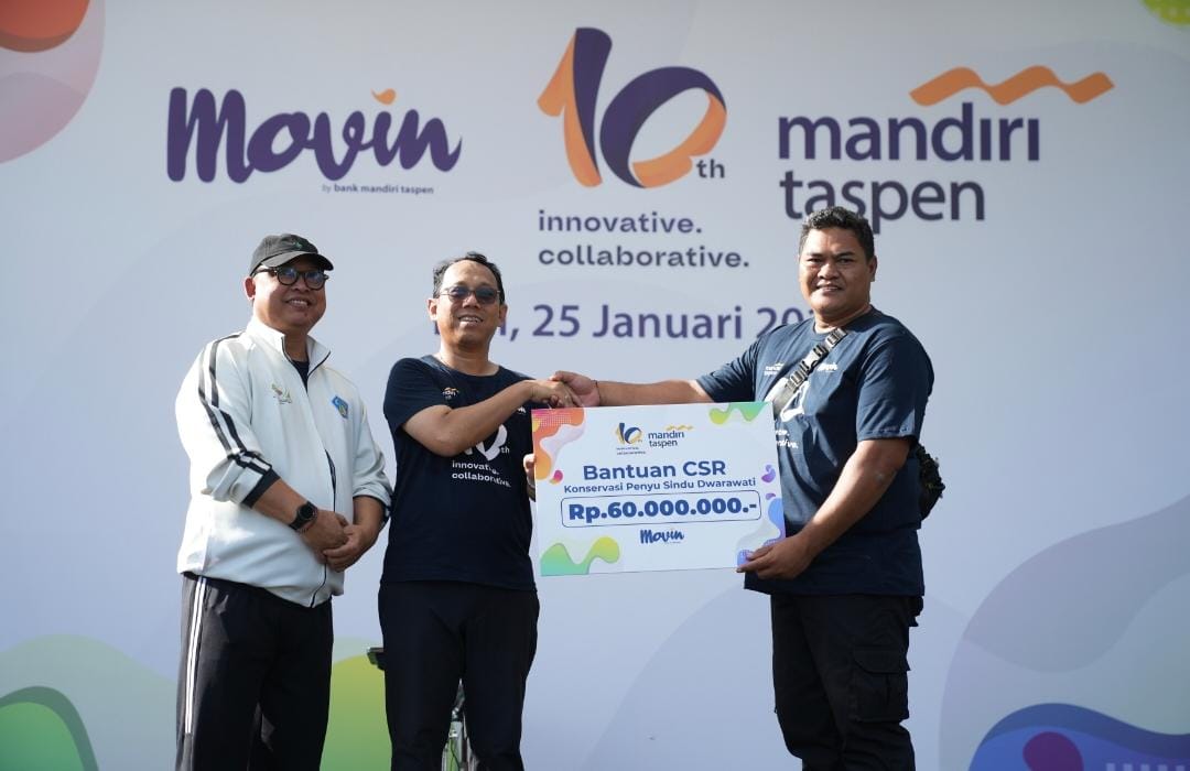 Direktur Utama Bank Mandiri Taspen Elmamber P. Sinaga menyerahkan bantuan CSR untuk konservasi penyu Sindu Dwarawati, saat perayaan 10 tahun eksistensi Bank Mandiri Taspen.