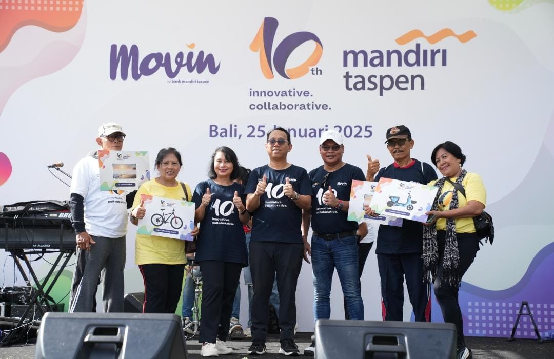 Direktur Utama Bank Mandiri Taspen, Elmamber P. Sinaga menyerahkan hadiah perayaan 10 tahun eksistensinya, Bank Mandiri Taspen mengusung tema "Innovative & Collaborative".