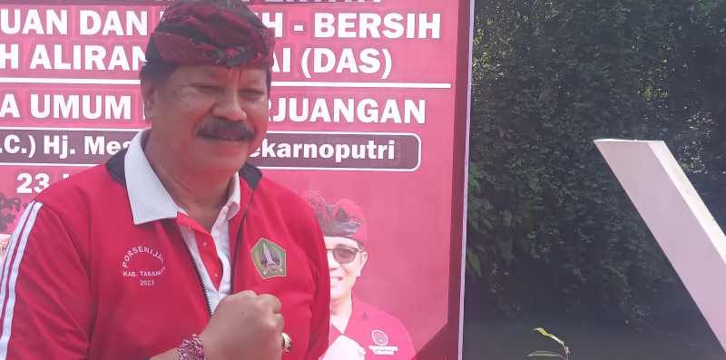 MANDI SUCI DULU : Wakil Bupati Tabanan terpilih,  I Made Dirga. (foto: juliadi/radar bali)