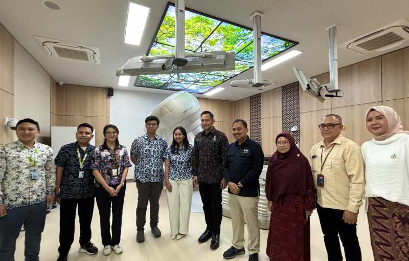 PANTAU PROGRES PEMBANGUNAN : Menteri AHY saat berkunjung ke Bali International Hospital. (marsellus pampur/radar bali)