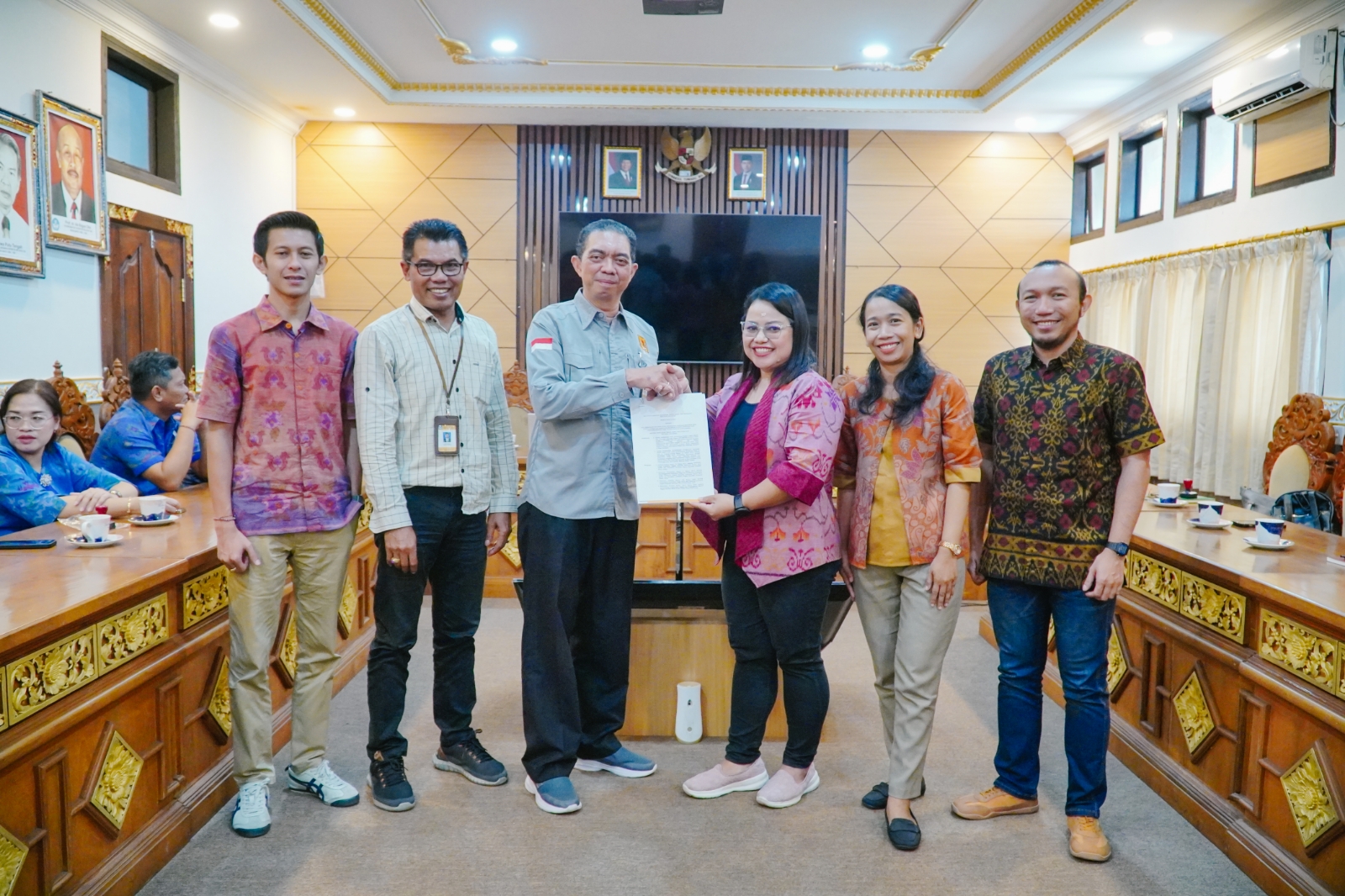 RESMI: Wakil Rektor I INSTIKI Dr. Aniek Suryanti Kusuma menyalami Kepala LLDikti Wilayah VIII Dr Gusti Lanang Bagus Eratodi di Kantor LLDikti Wilayah VIII.