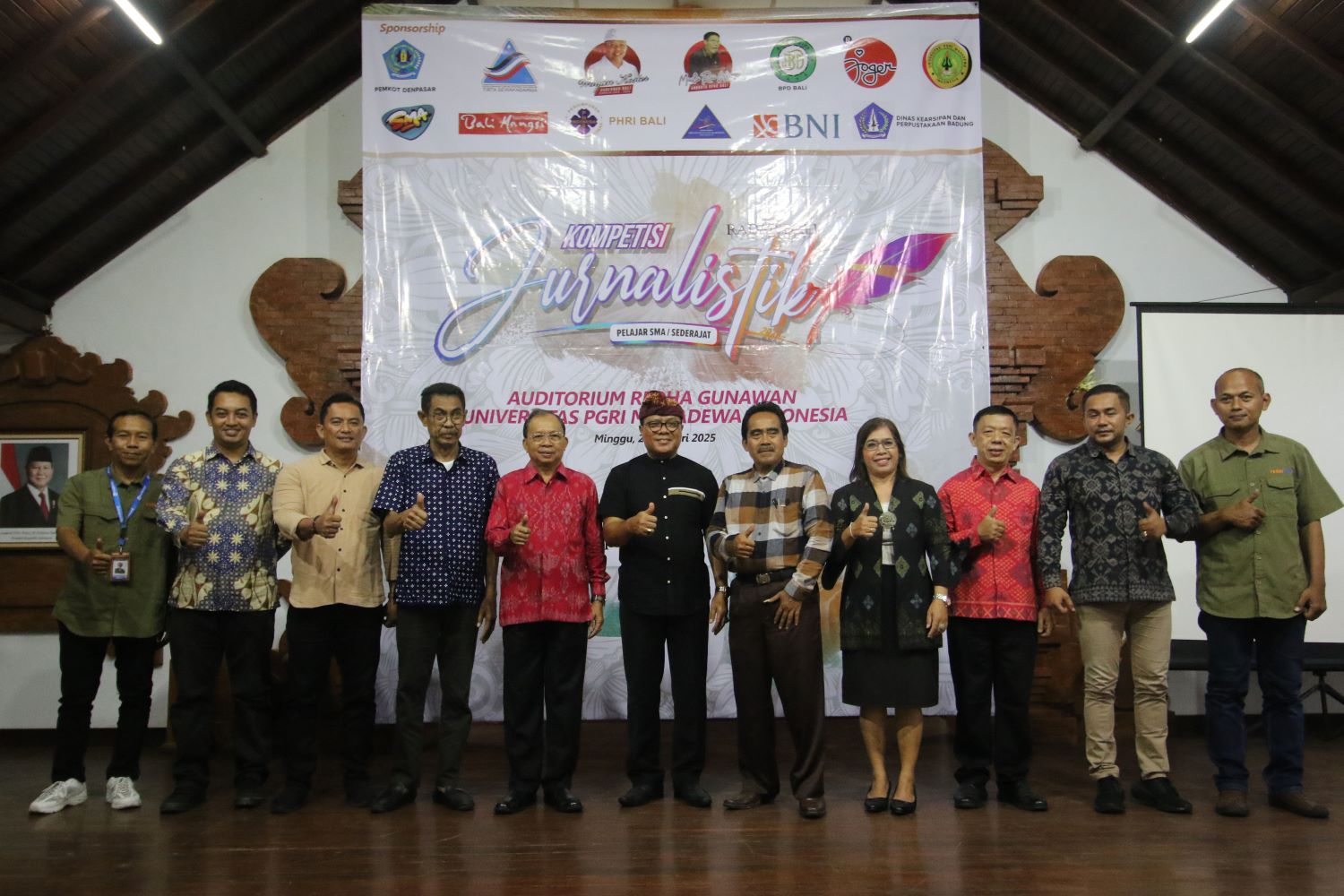 Rektor Universitas PGRI Mahadewa Indonesia, Prof. Dr. Drs. I Made Suarta, S.H., M.Hum  (tengah pakai udeng) di pembukaan Kompetisi Jurnalistik Jawa Pos Radar Bali di UPMI Bali