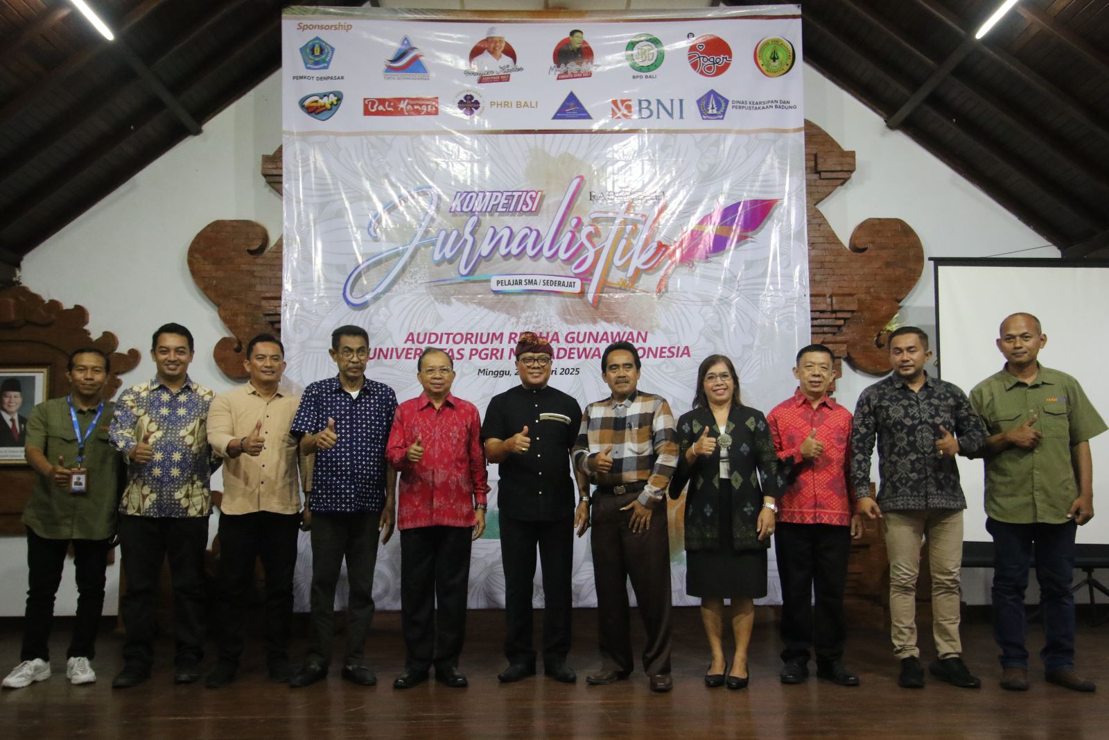 PACU LITERASI: Gubernur Bali terpilih Wayan Koster  (tengah kemeja merah) foto bersama para pejabat UPMI dan Jawa Pos Radar Bali Minggu, 26 Januari 2025.