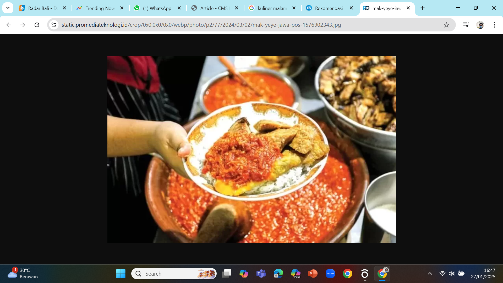 ENAK MURAH - Menikmati kuliner di warung lokal bisa menjadi salah satu alternatif wisata di Bali dengan ambience yang berbeda.