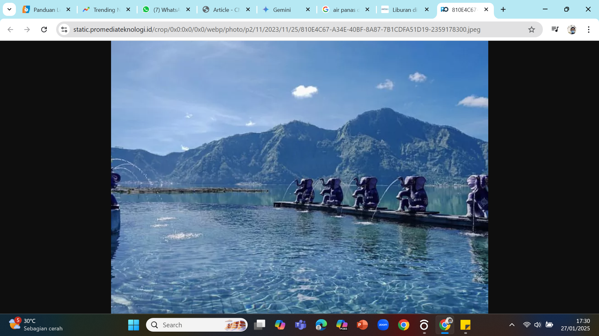 INFINITY POOL AIR PANAS - Berendam di kolam air panas dengan pemandangan langsung ke Danau Batur bisa menjadi salah satu healing terbaik di Bali.