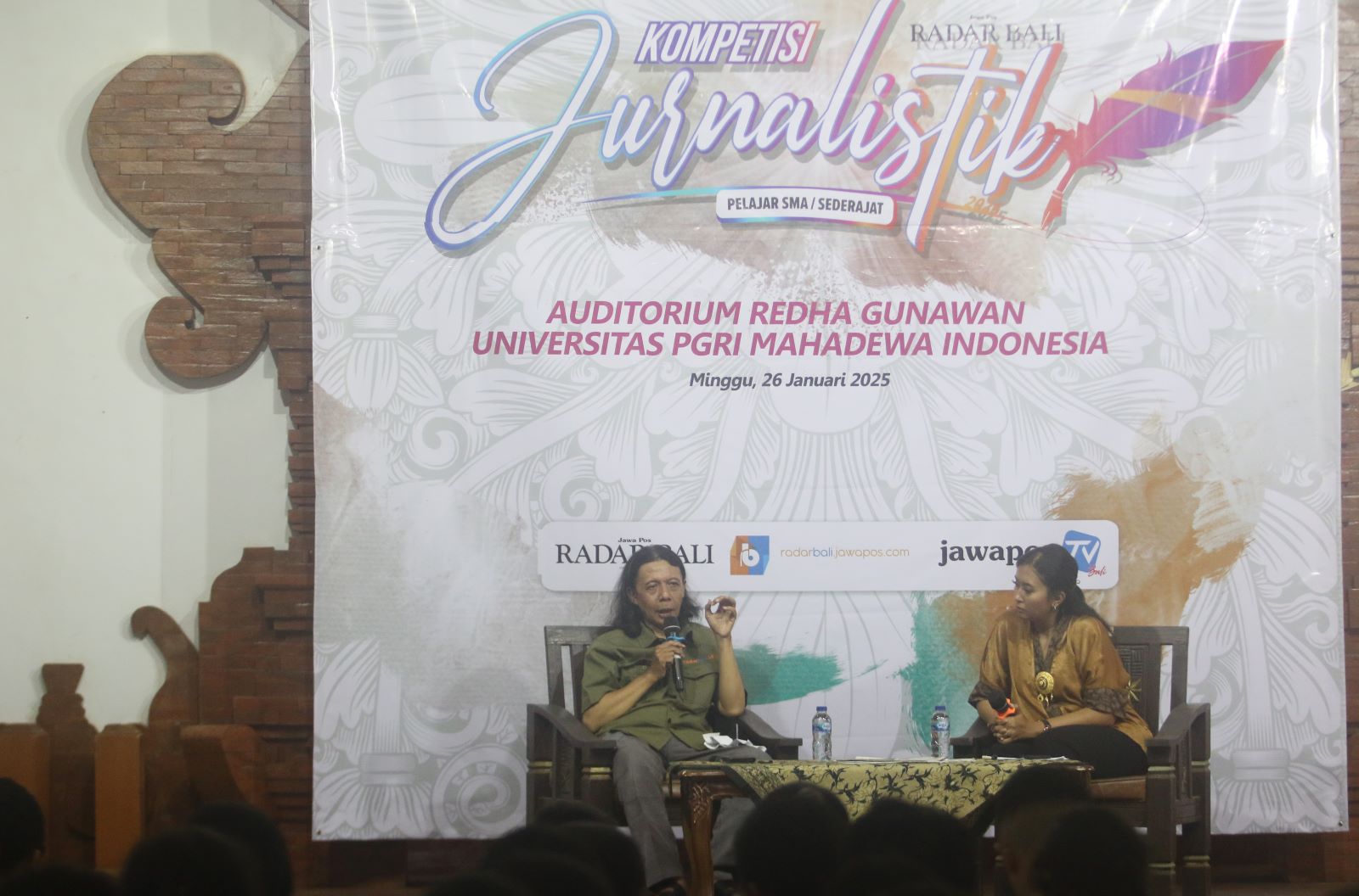 SESI KEDUA: Pemeteri sesi kedua Hari Puspita, selaku editor senior radarbali.jawapos.com di auditorium Redha Gunawan UPMI Bali, 26 Januari 2025.