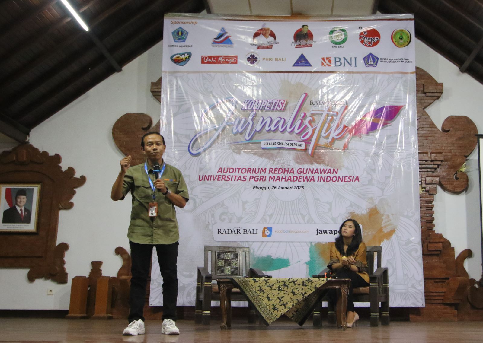 SESI PERTAMA: Pemateri pertama M.Ridwan selaku Pemred radarbali.jawapos.com dan Jawa Pos TV Bali yang dipandu moderator Galuh Prada.