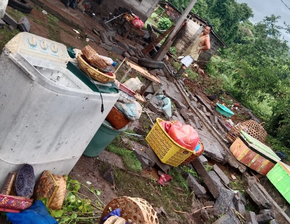 TERDAMPAK : Situasi rumah warga di Banjar Dinas Sumberbatok, Desa Sumberklampok, Kecamatan Gerokgak setelah dihantam banjir bandang. (Foto: istimewa)