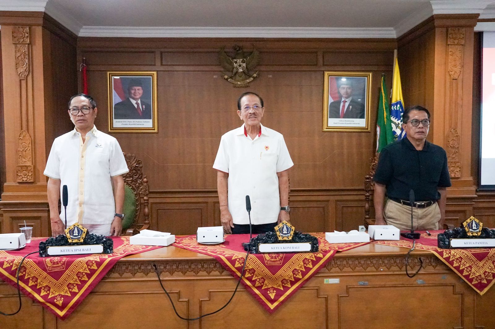 Wakil Bupati Badung sekaligus Ketua Umum Ikatan Pencak Silat (IPSI) Bali I Ketut Suiasa (kiri) saat acara Musyawarah Provinsi IPSI Bali, di Ruang Kriya Gosana, Puspem Badung, Minggu (26/1)