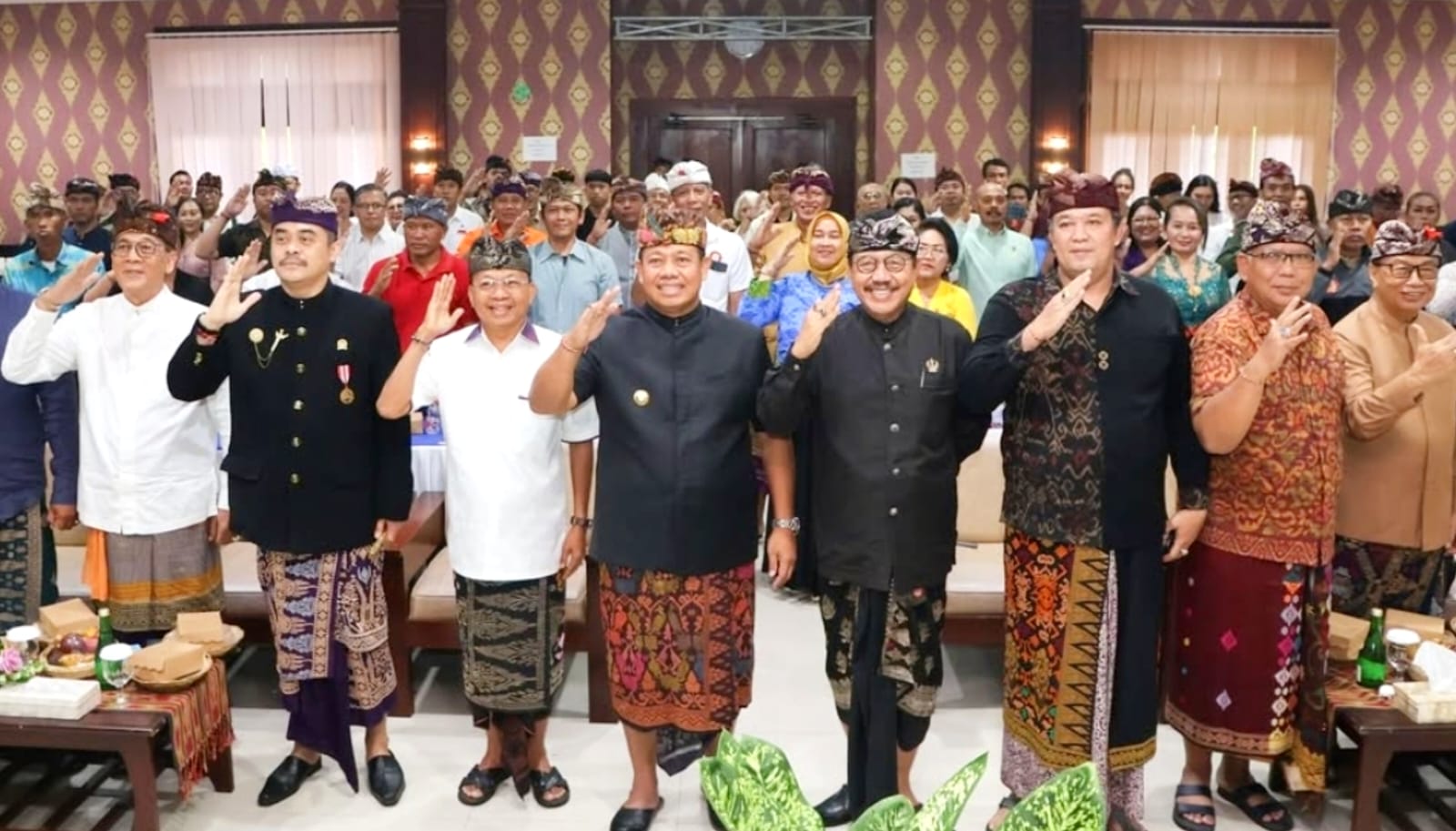 JAGA BUDAYA: Gubernur Bali terpilih Wayan Koster (baju adat putih) bersama Pj Gubernur Bali Sang Made Mahendra Jaya dan pejabat lainnya.