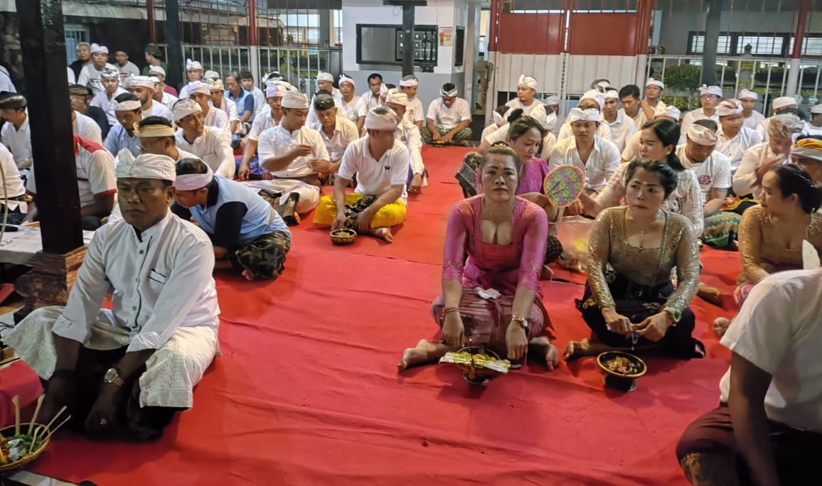 MOMENTUM INTROSPEKSI DIRI: Warga binaan Lapas Singaraja yang beragama Hindu diajak merenung dalam memaknai Hari Suci Siwaratri. (Foto: Lapas Singaraja untuk Radar Bali)