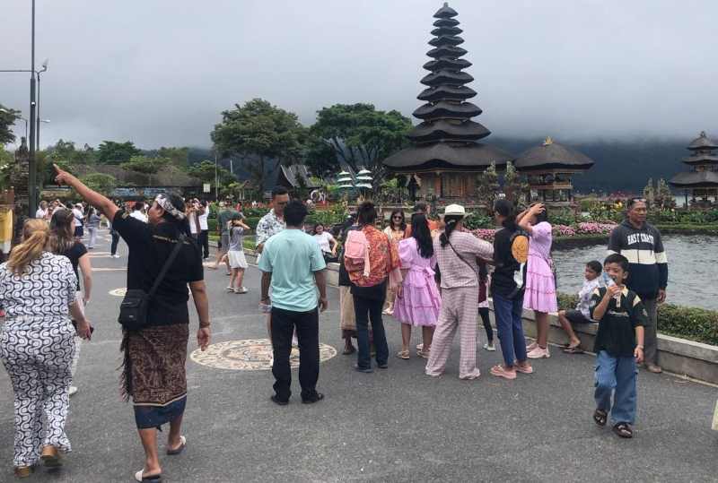 RAMAI WISATAWAN : Suasana wisatawan yang berkunjung ke DTW Ulundanu Beratan, Bedugul, Baturiti Tabanan. (juliadi/radar bali)