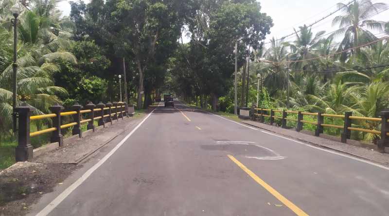 CEGAH RISIKO KECELAKAAN : Jalan berlubang di atas jembatan Jalan Denpasar - Gilimanuk, Banjar Tetelan, Desa Candikusuma, Melaya, sudah ditambal setelah beberapa kali menelan korban.(m.basir)