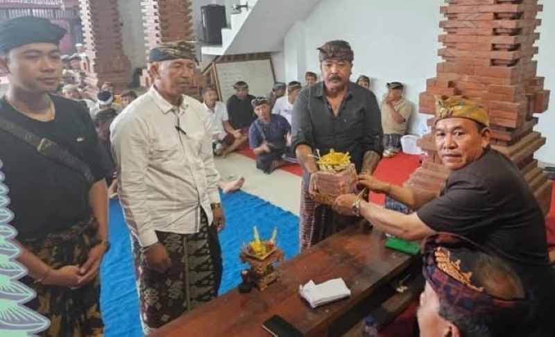 BERBAGI PENDAPATAN : Suasana pembagian hasil usaha Manajemen DTW Ulun Danu Beratan kepada sejumlah pengempon Gebog Pesatakan Pura Ulun Danu Beratan. (juliadi/radar bali)