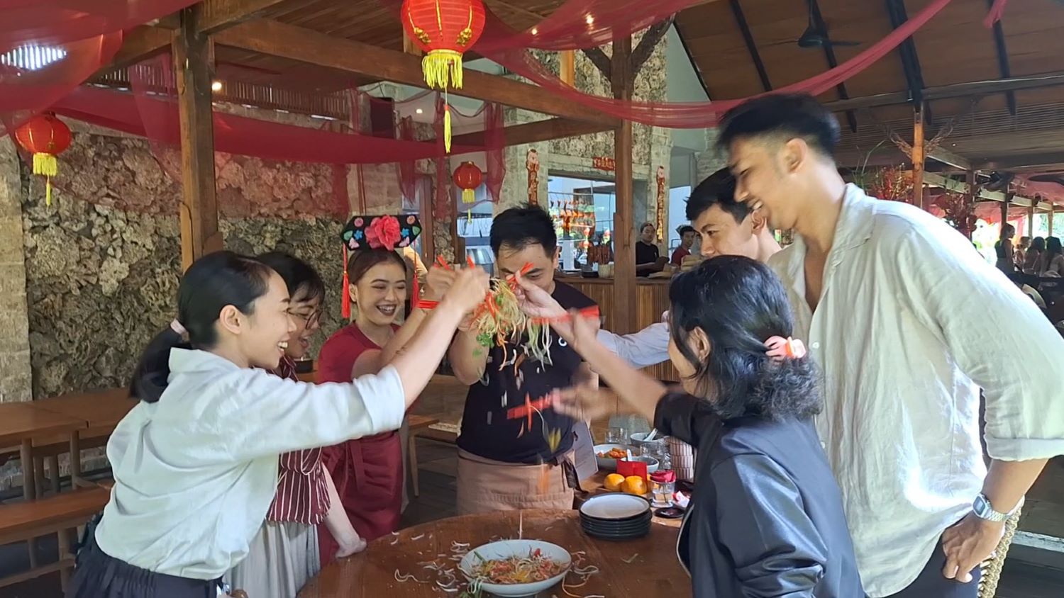 BERKAH: Menu khas Tahun Baru Imlek, Yu Sheng, disajikan khusus di salah satu restoran chinese Denpasar.