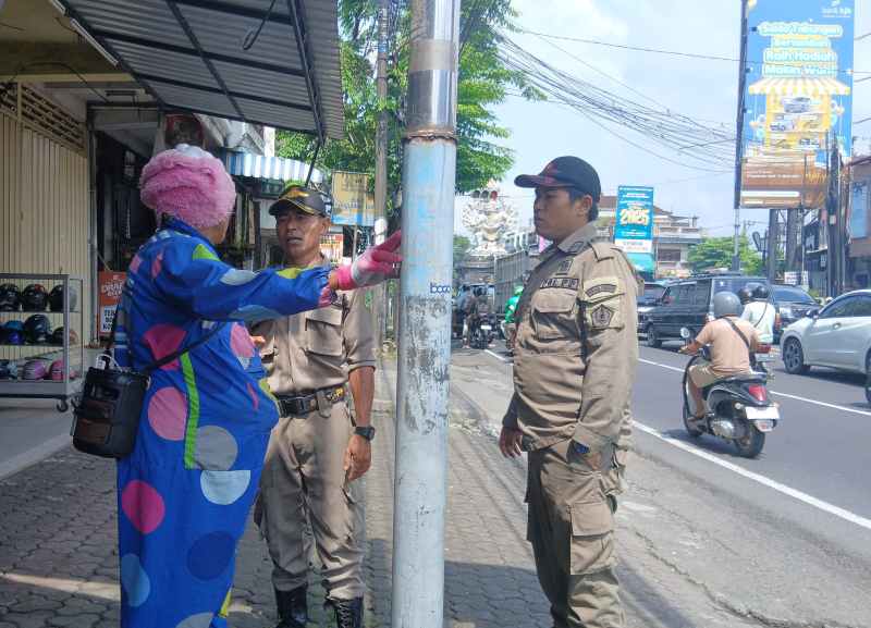 DIRAZIA : Tampak Satpol PP Tabanan saat hendak merazia badut di sepanjang Jalan By Pas Ir Soekarno, Tabanan.  (Foto Satpol PP Tabanan untuk Radar Bali)
