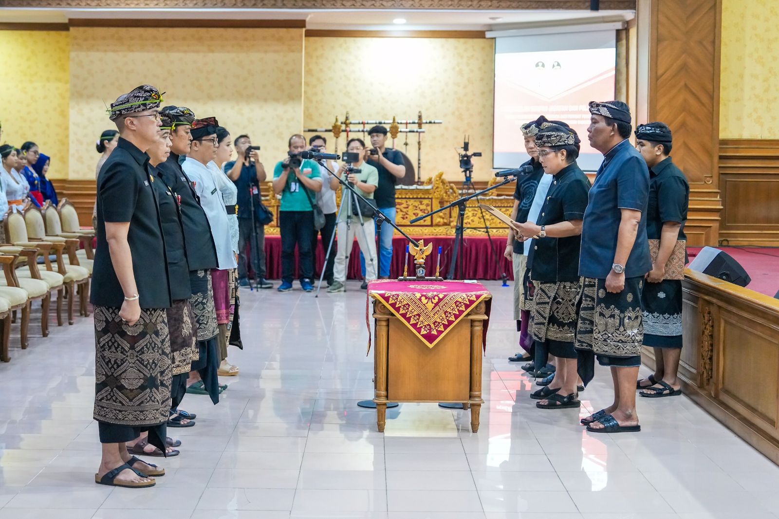 PELANTIKAN: Bupati Badung I Nyoman Giri Prasta mengambil sumpah dan melantik Pejabat Pimpinan Tinggi Pratama Eselon IIa dan Eselon IIb serta Pejabat Fungsional di lingkungan Pemkab Badung (30/1/2025).