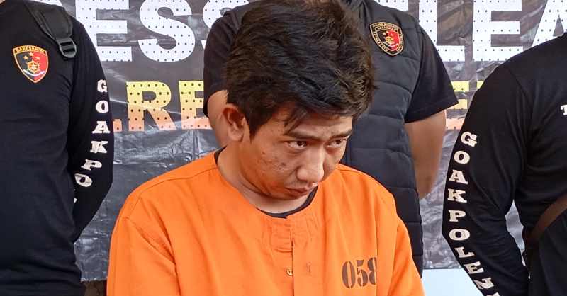 LEBIH BERAT SETAHUN : Terdakwa Ketut Hendra Yuliawan alias To&rsquo;e saat rilis di Polres Buleleng pada tahun 2024 lalu. (foto: francelino junior)