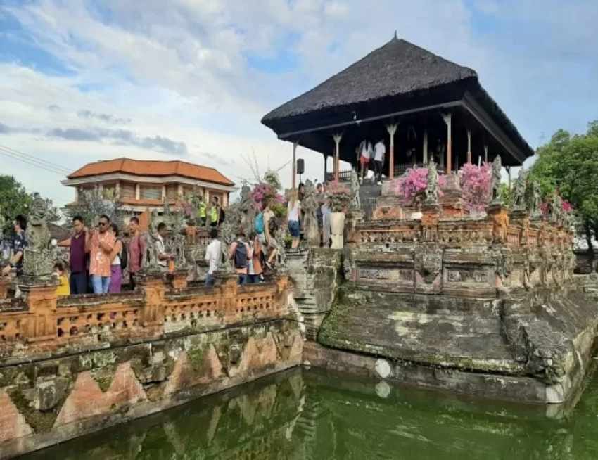 SEMAKIN MENUA : Kondisi Objek Wisata Kertha Gosa, Klungkung, perlu restorasi. (dok.radar bali)