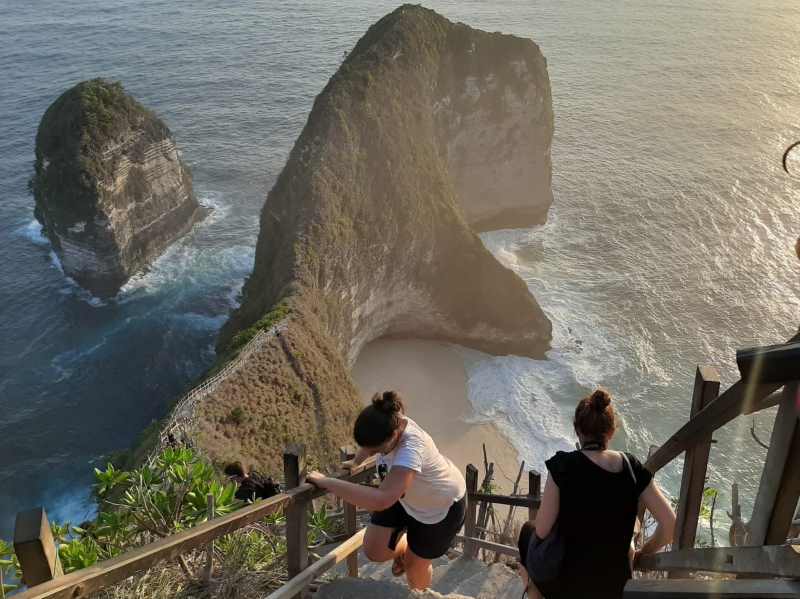 SEDIKIT YANG MENGINAP : Wisatawan di Pantai Kelingking, Nusa Penida, Klungkung. (dok.radar bali)