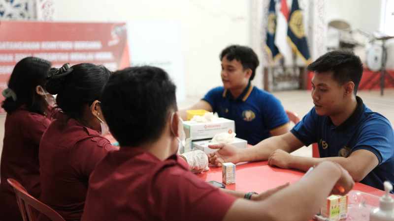 CEK MEDIS : Sejumlah narapidana di Lapas Kelas IIB Tabanan menjalani pemeriksaan kesehatan.(Foto/Juliadi/Radar Bali)