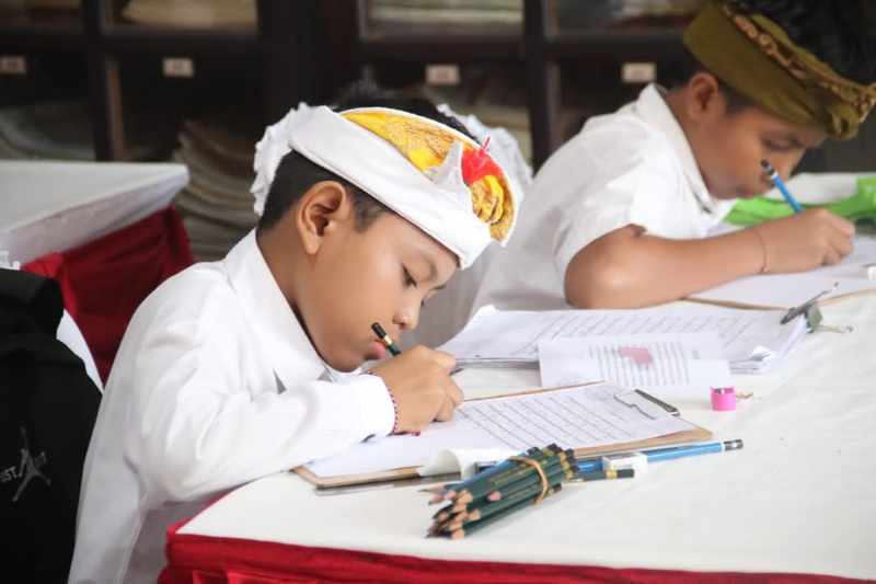 RAYAKAN BULAN BAHASA : Lomba di Bulan Bahasa Bali VI di Buleleng. Kegiatan semacam ini kembali digelar 2025 ini untuk pelestarian bahasa dan budaya Bali. (Foto: Pemkab Buleleng untuk Radar Bali)