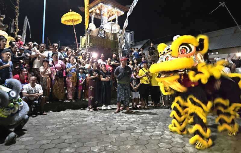 MERIAH: Penampilan barongsai di areal jaba Pura Desa Adat Galiran. (francelino junior/radar bali)