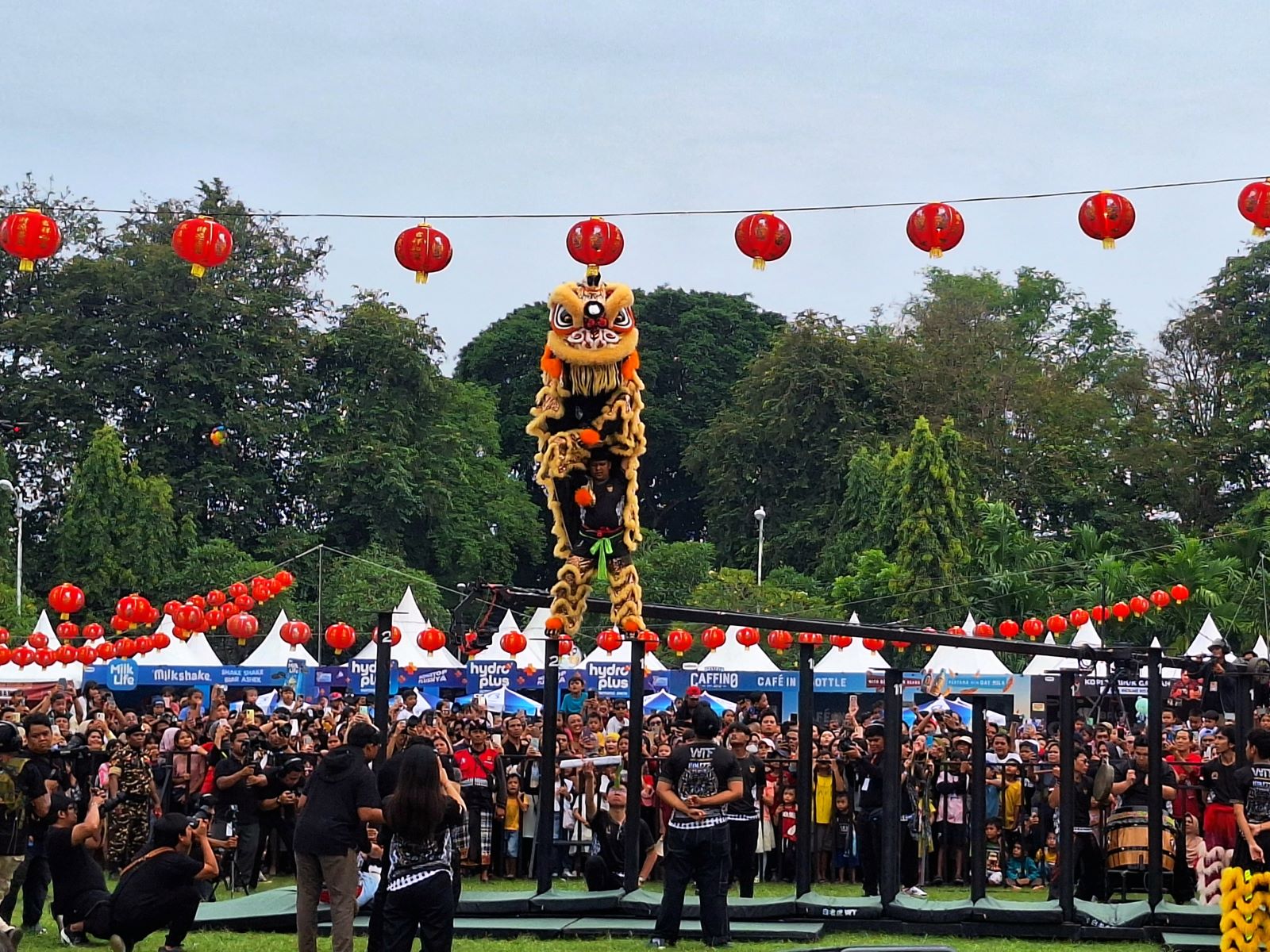 TEGAK: Penampilan barongsai tonggak dari Klub White Tiger pada Festival Imlek Bersama 2025, kemarin (2/2/2025)