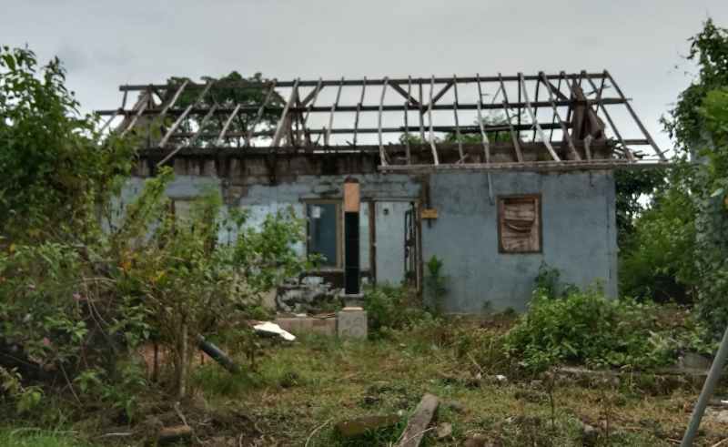TINGGALKAN CERITA KENANGAN: Mes unit perkebunan Perumda Bali yang sebelumnya adalah permukiman warga Banjar Adat Sumbermis, Desa Adat Pekutatan.(m.basir/radar bali)