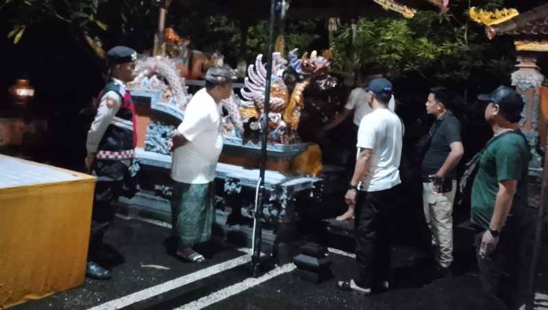OLAH KEJADIAN : Polisi ketika mendatangi Pura Sekar Tejakula yang menjadi sasaran aksi pencurian uang kotak sesari. (Foto: Polres Buleleng untuk Radar Bali)